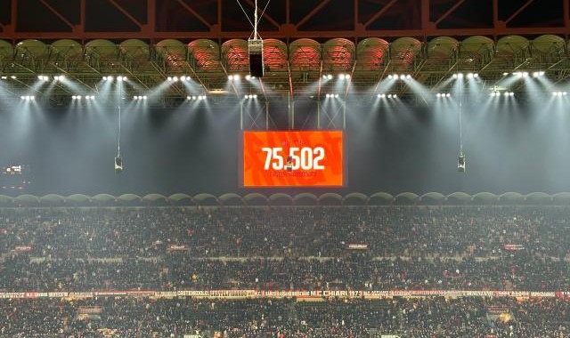 世界赛直播-【现场】催眠大战米兰主动缴械，圣西罗万人嘘丰塞卡