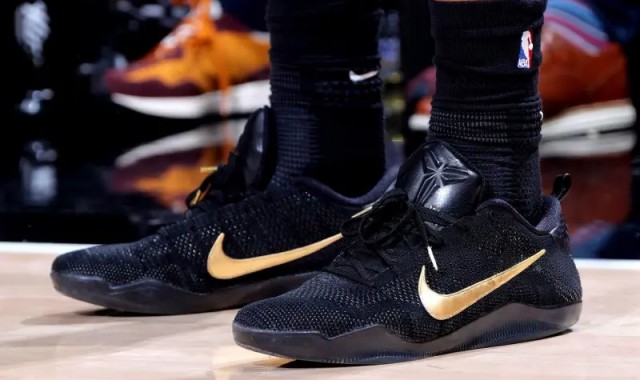 德罗赞穿着黑金科比11Elite，空砍39分4篮板6助攻2抢断